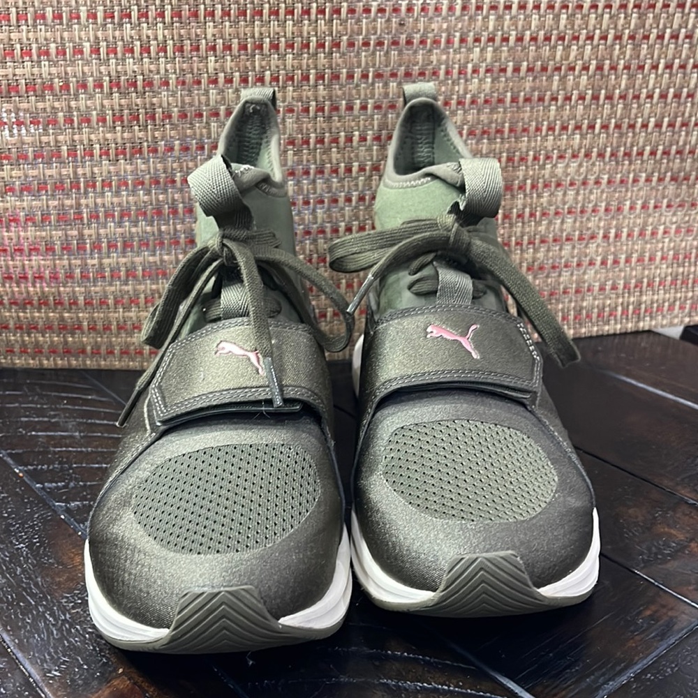 (✔️) High top women puma sneaker new without tag.